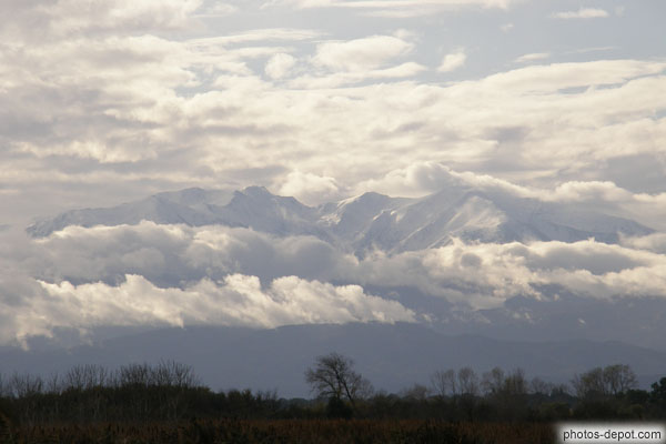photo de Mont Canigou entouré de nuages