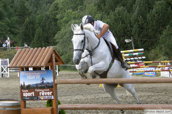 photo de saut d'obstacle cheval blanc, ermitage de font Romeu