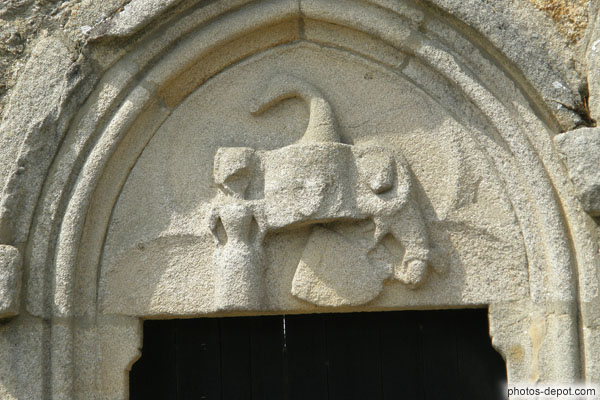 photo de pierre sculptée écu, portail d'entrée villa St Germain