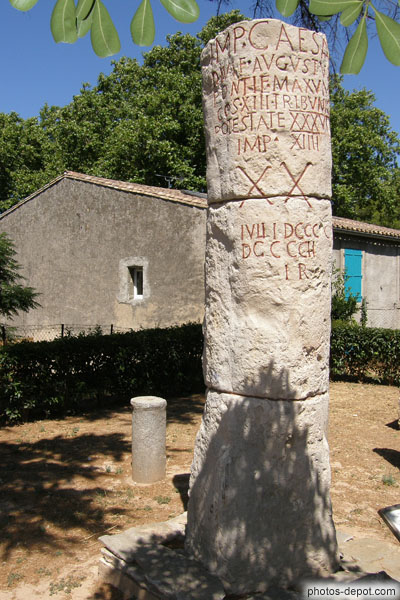 photo de Borne milliaire de la voie d'Aquitaine, colonne de 3 fûts de 1 m, mentionne la 36e puissance Tribunitienne d'Auguste