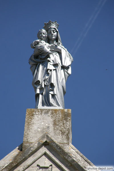 photo de Vierge à l'enfant montrnant son coeur tronant au sommet de N.D. de Marillais