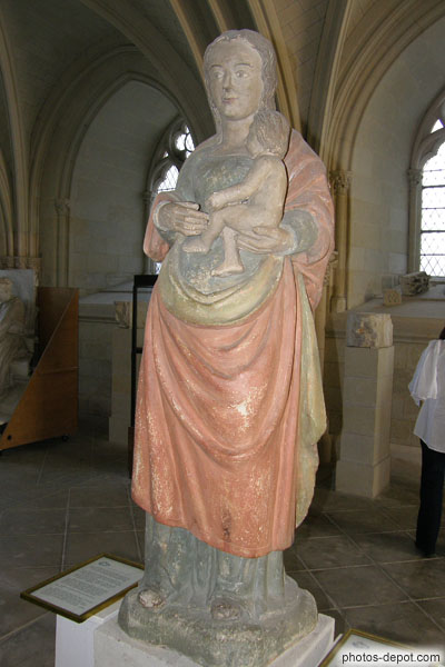 photo de Vierge du bien mourrir, de pierre polychrome, contemporaine de Louis XI, corsage caractéristique du XVe siècle