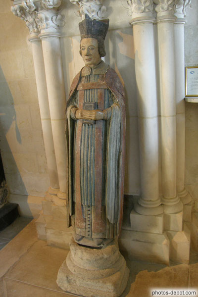 photo de Statue polychrome de St Yves en bois de chêne, patron des avocats