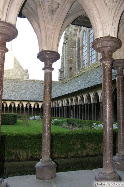 photo de fines colonnes du cloître