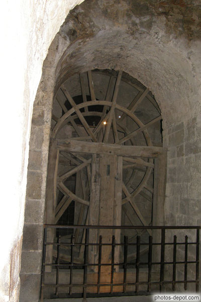 photo de énorme roue ancien ossuaire des moines installée 1820 pour ravitailler prison