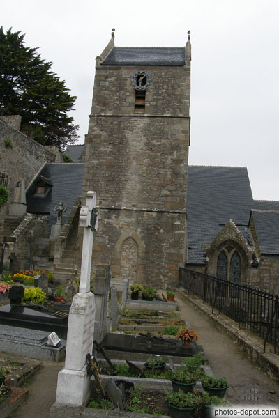 photo de cimetière et clocher de l'église paroissiale St Pierre