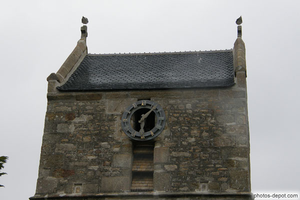 photo d'horloge et mouettes sur clocher église paroissiale