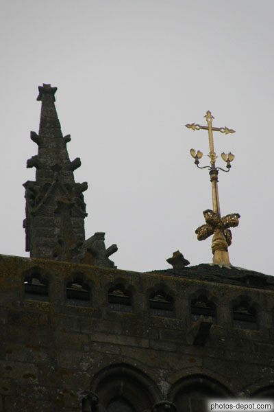 photo de croix et faite de clocher