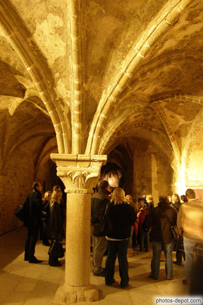 photo de pilier central, salle des chevaliers porte le cloitre et salle de travail