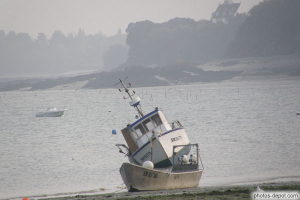 photo de barque et bateau à marée basse