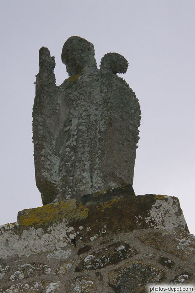 photo de St Aubert, tronant sur une chapelle posée sur le roc à l'extérieur des remparts et face à la mer