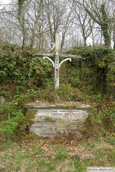 photo d'autel champètre et croix de bois