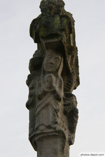 photo de Sainte femme sur calvaire de pierre