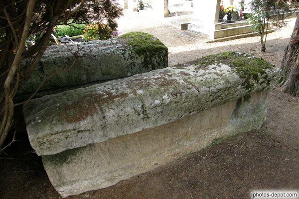 photo de tombes mérovingiennes de pierre