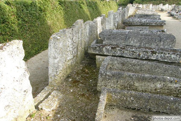 photo de tombes de pierre du cimetière de Civaux