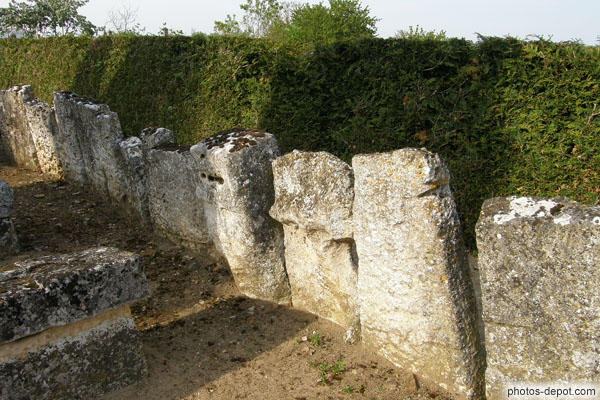 photo de pierres tombales dressées comme des menhirs, souvent ornées de croix