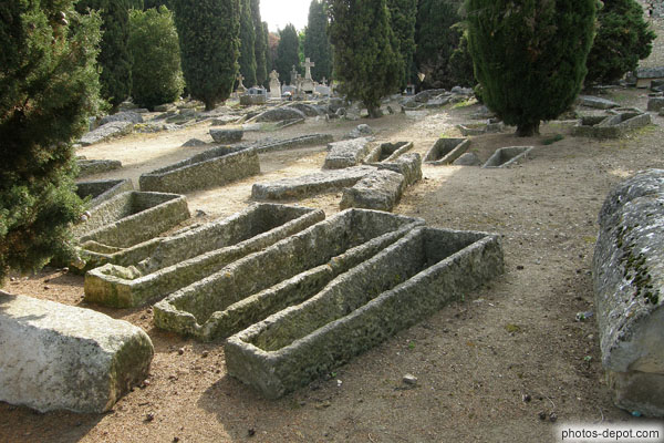photo de Cimetière aux tombes ouvertes abandonnées