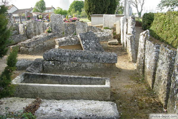 photo de sarcophages de pierre du IVe siècle