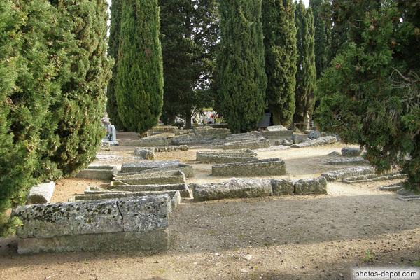 photo de tombes éparses ouvertes du cimetière