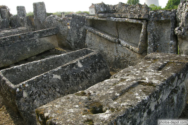 photo de Cimetière mérovingien aux sarcophages de forme trapézoïdales et croix à 3 traverses