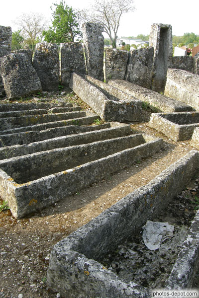 photo de milliers de sarcophages vides de l'immense nécropole chrétienne...