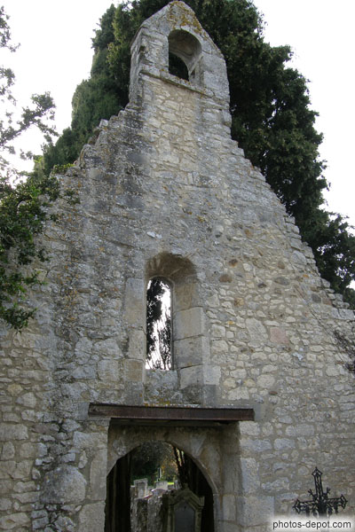 photo de facade et clocher de la chapelle en ruine