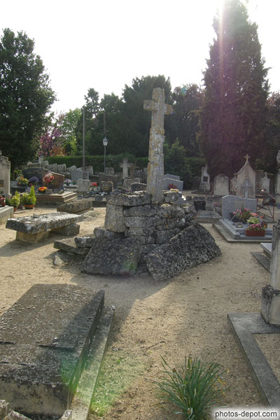 photo de croix dressée et autel constitué de sarcophages abandonnés