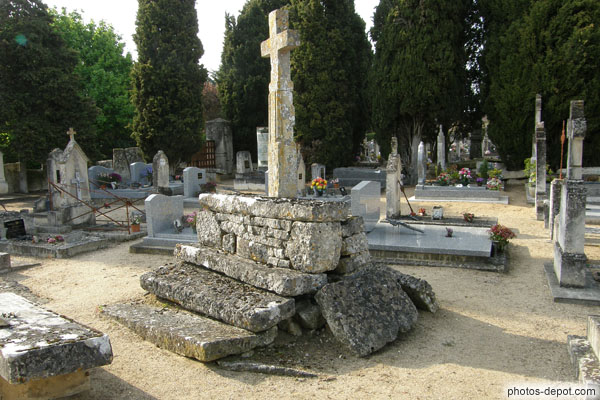 photo d'autel de pierre dans le cimetière