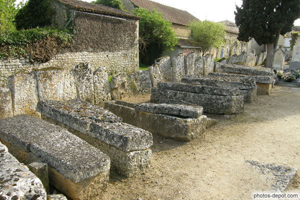 photo de sarcophages alignés, nécropole mérovingienne