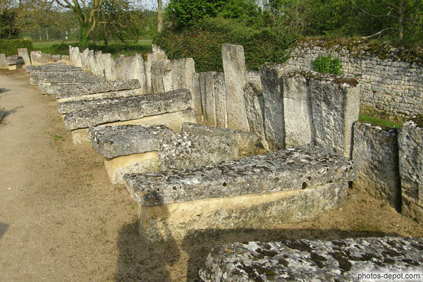 photo d'alignement de sarcophages