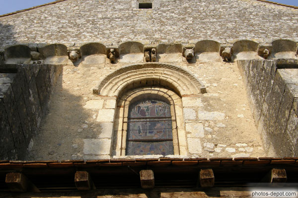 photo de Vitrail et corniche à modillons, facade de l'église