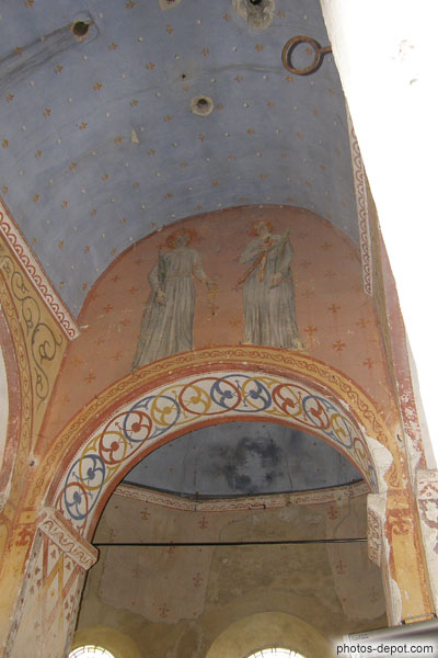 photo d'En 1866 Honoré Hivonnais peint les 2 saints frères Gervais et Protais portant la palme des martyrs sur le choeur