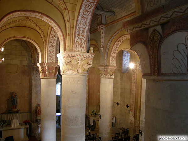 photo de chapiteaux sculptés et peints, église st Gervais st Protais