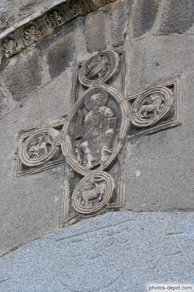 photo de croix grecque au tympan du Portail : Christ bénissant et symboles des évangélistes