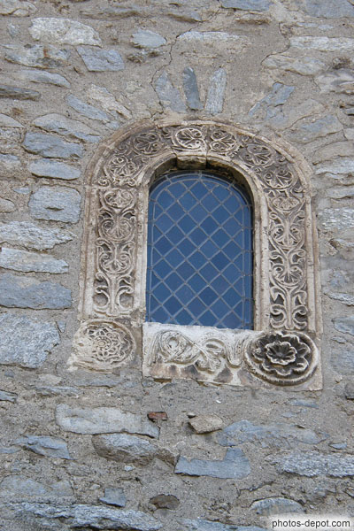 photo d'unique fenêtre de la facade ornée de décors floraux