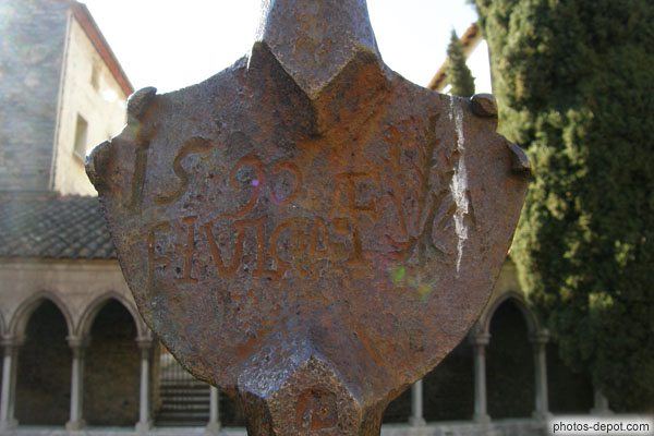 photo d'inscriptions sur croix de fer forgé 1590