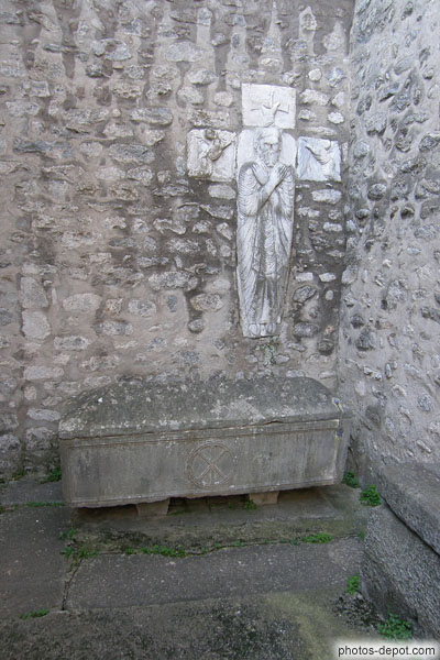 photo de Sainte tombe d'Arles se remplissant miraculeusement d'eau pure imputrescible