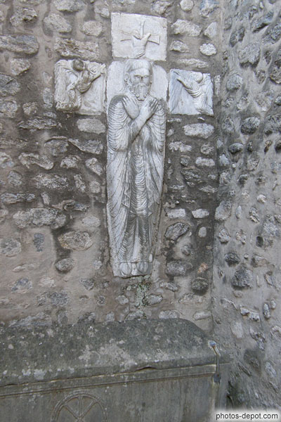 photo de fichée au mur, statue funéraire de Guillem Gaucelme, seigneur de Taillet (+1204) due au sculpteur Raimon de Bianya