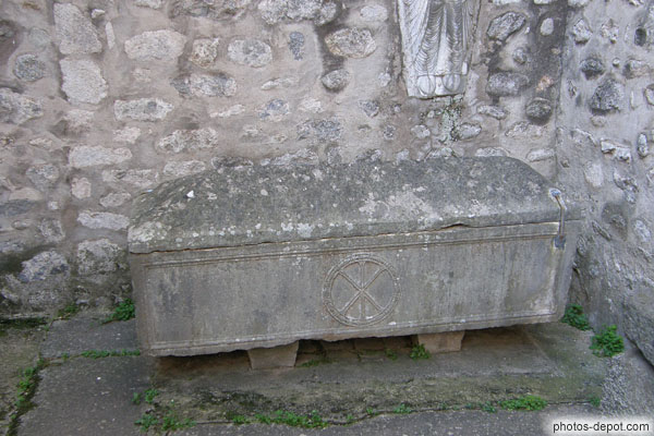 photo de la sainte tombe, sarcophage du IVe gravée d'un Chrisme