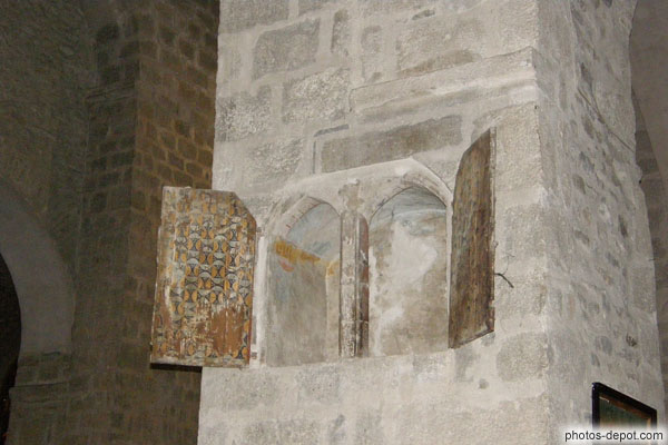 photo d'Armoire à reliques creusés dans les piliers de la 2e travée au décors peints médiévaux