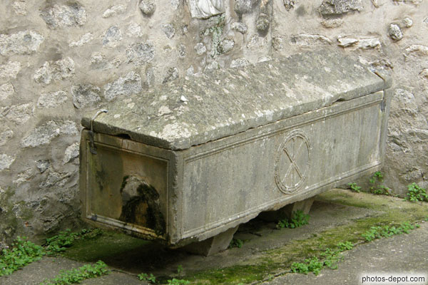 photo de sarcophage paléochrétien ayant protégé les reliques il y a 1000 ans. Dés 1591 un manuscrit atteste la présence d'eau dans le sarcophage, pourtant isolé du sol