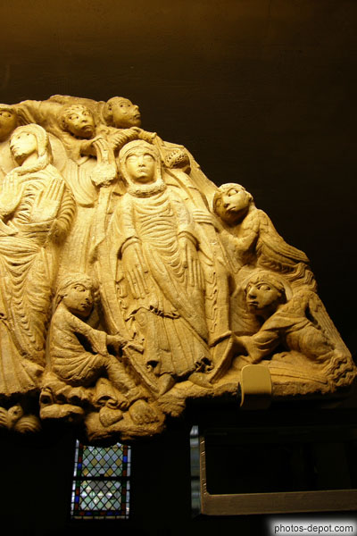 photo d'Assomption de la Vierge dasn une mandorle portée par les anges, du Tympan, aux longues mains caractéristiques du maître de Cabestany