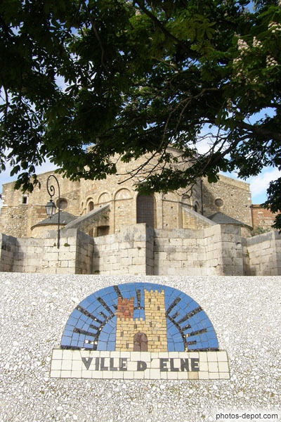photo de Mosaïque Ville d'Elne sur banc devant l'abbaye basilicale