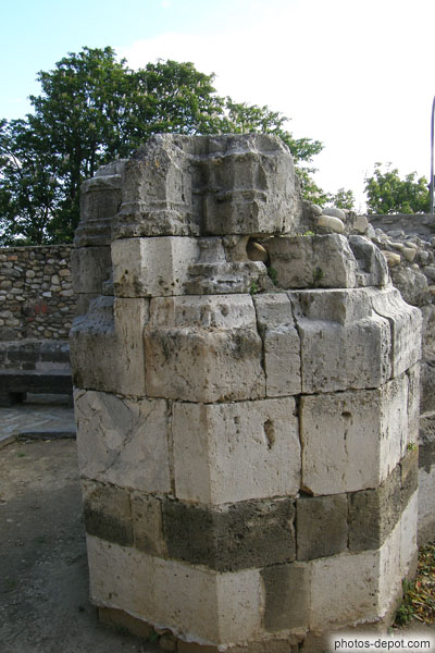 photo de reste de pilier autour de l'abbaye