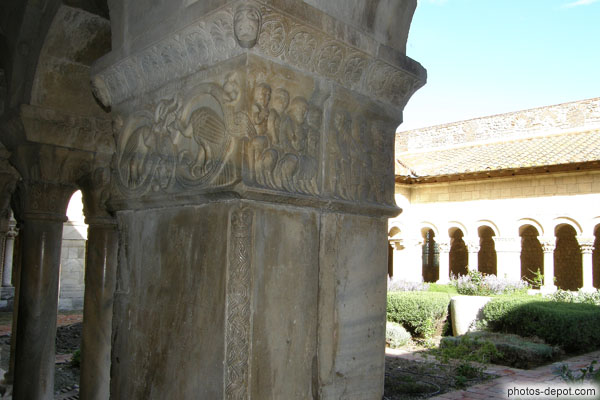 photo de pilier au chapiteau sculpté