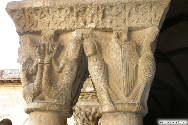 photo de Sirènes et aigles à tête d'homme sur chapiteaux du cloître