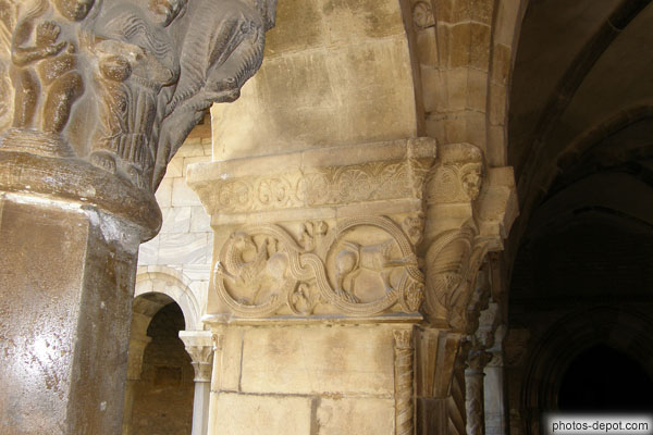 photo de lion et griffon dans un entrelac de perles sur pilier du cloître