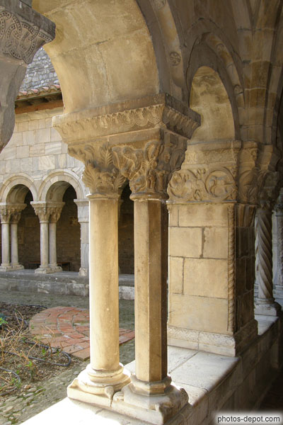 photo de colonnes sculptées du cloître