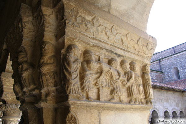 photo de scène de descente de croix sur pilier du cloître