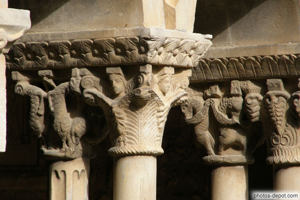 photo de chapiteaux médiévaux, cloître d'Elne